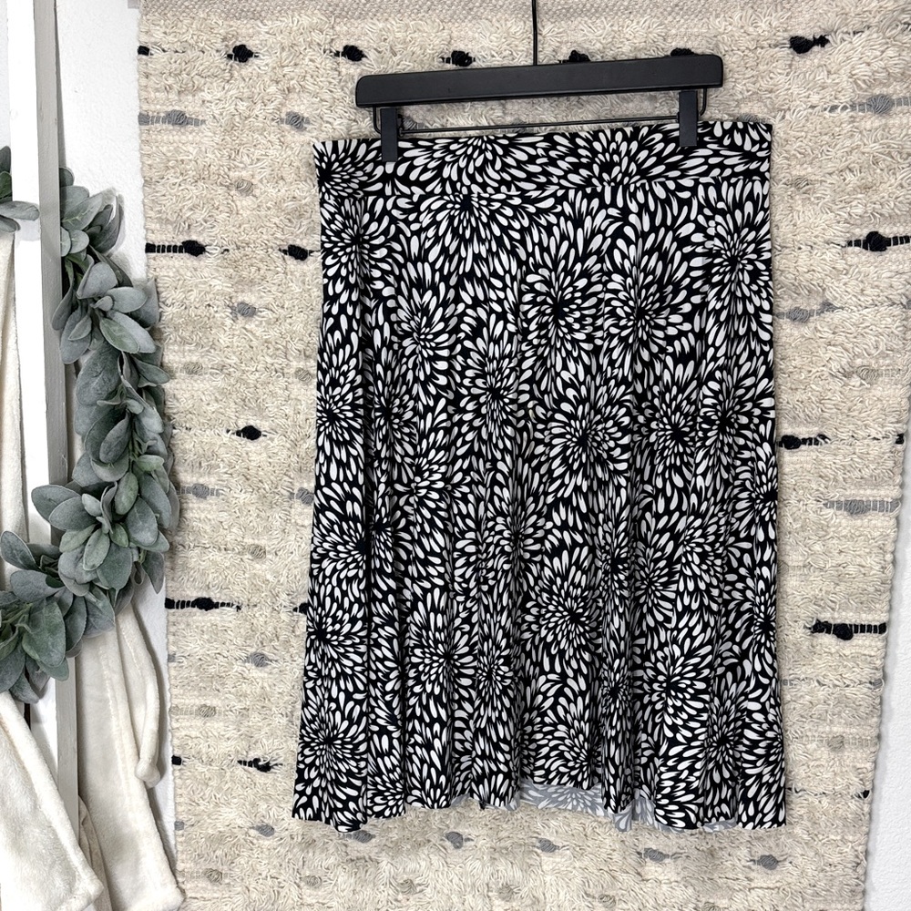 Covington Monochrome  black and white Leaf Pattern floral  A-Line Skirt size XL